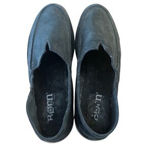 BORN BRAND SIZE 9. Leather upper.